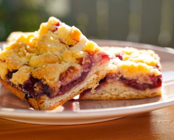 Przepis na szybkie ciasto bezglutenowe ze śliwkami