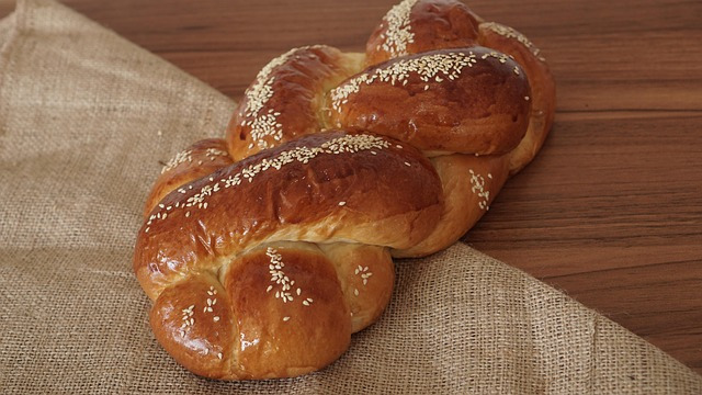 Jak upiec bezglutenową chałkę?